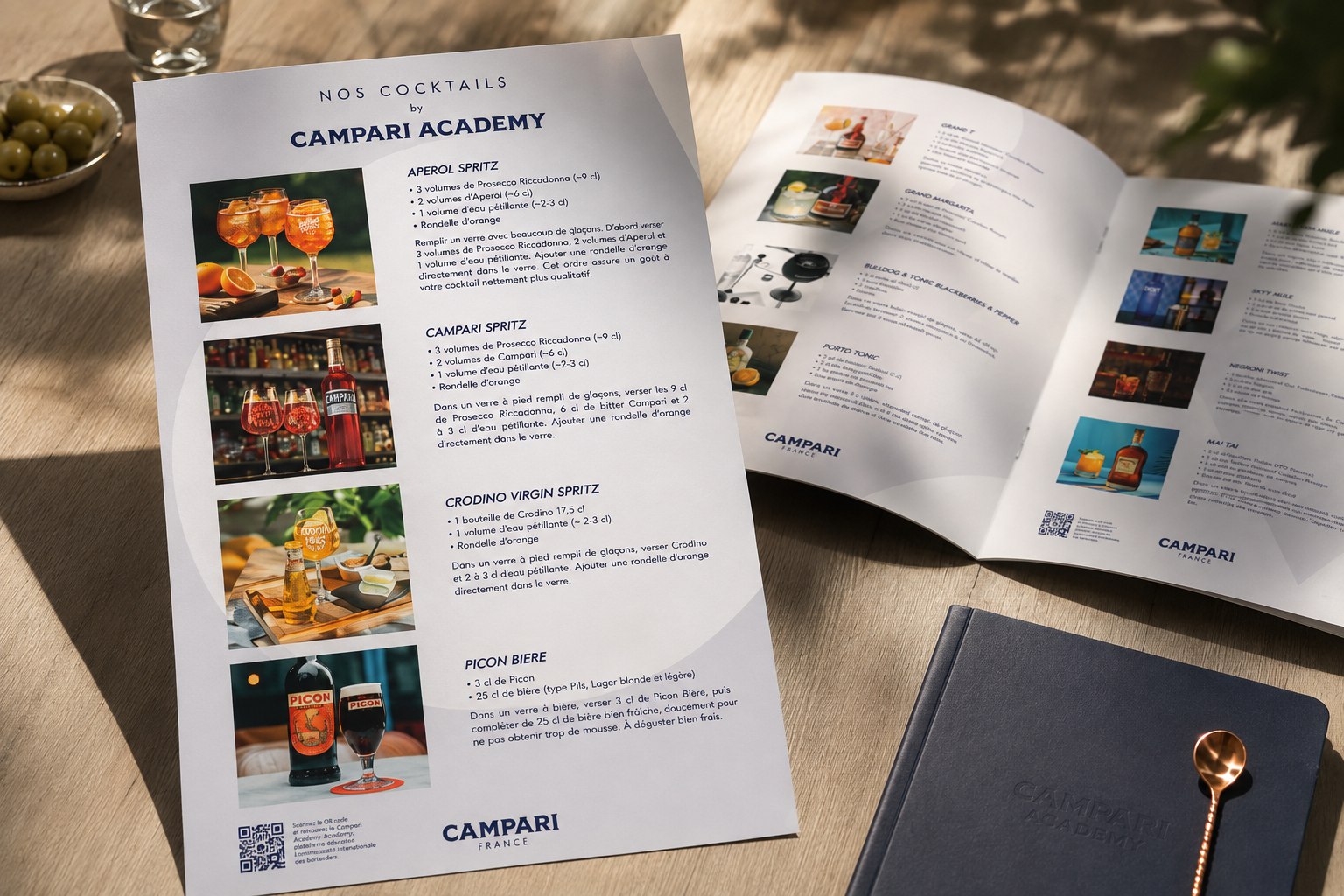 Livret Campari Academy présenté sur une table, avec fiches recettes