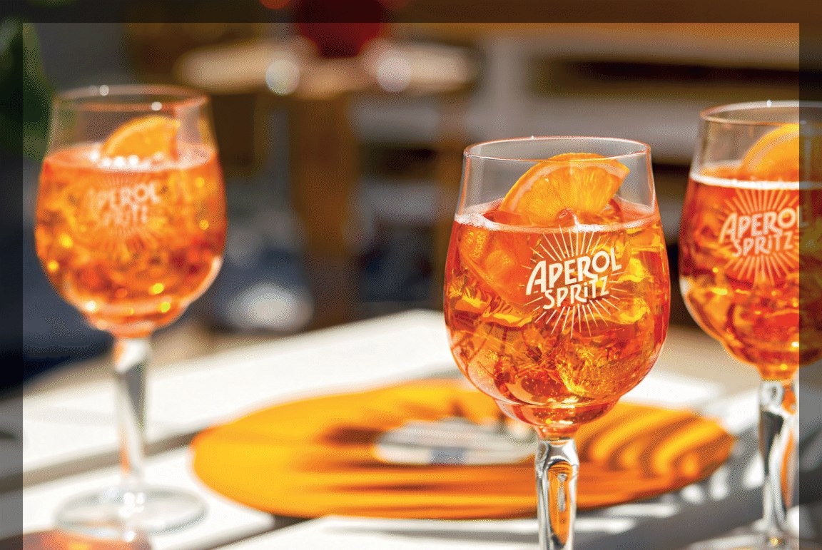Verres d'Aperol Spritz mis en scène en situation de consommation