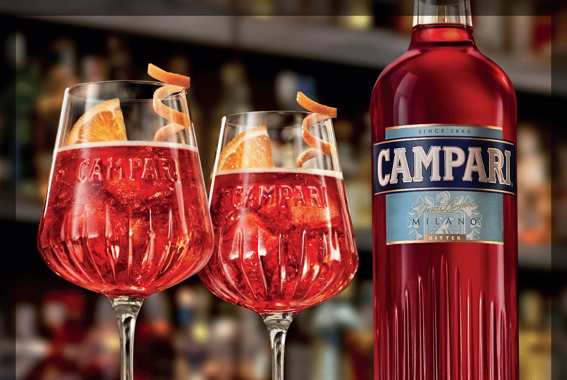 Cocktails Campari et bouteille Campari en ambiance de bar