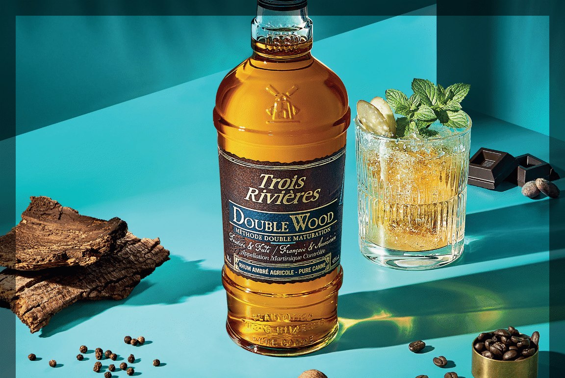Bouteille Trois Rivières Double Wood mise en scène avec un cocktail, portefeuille de marques de rhum